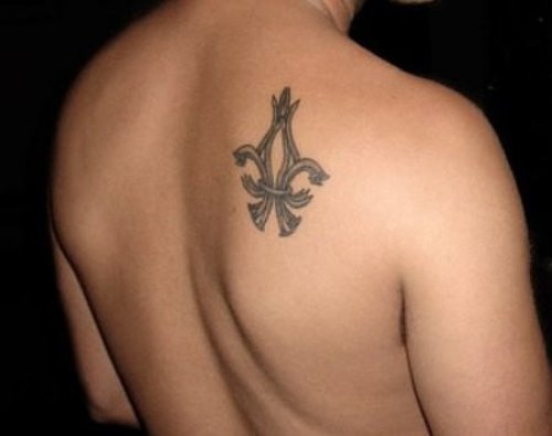 Simple Grey Fleur De Lis Tattoo On Right Back Shoulder